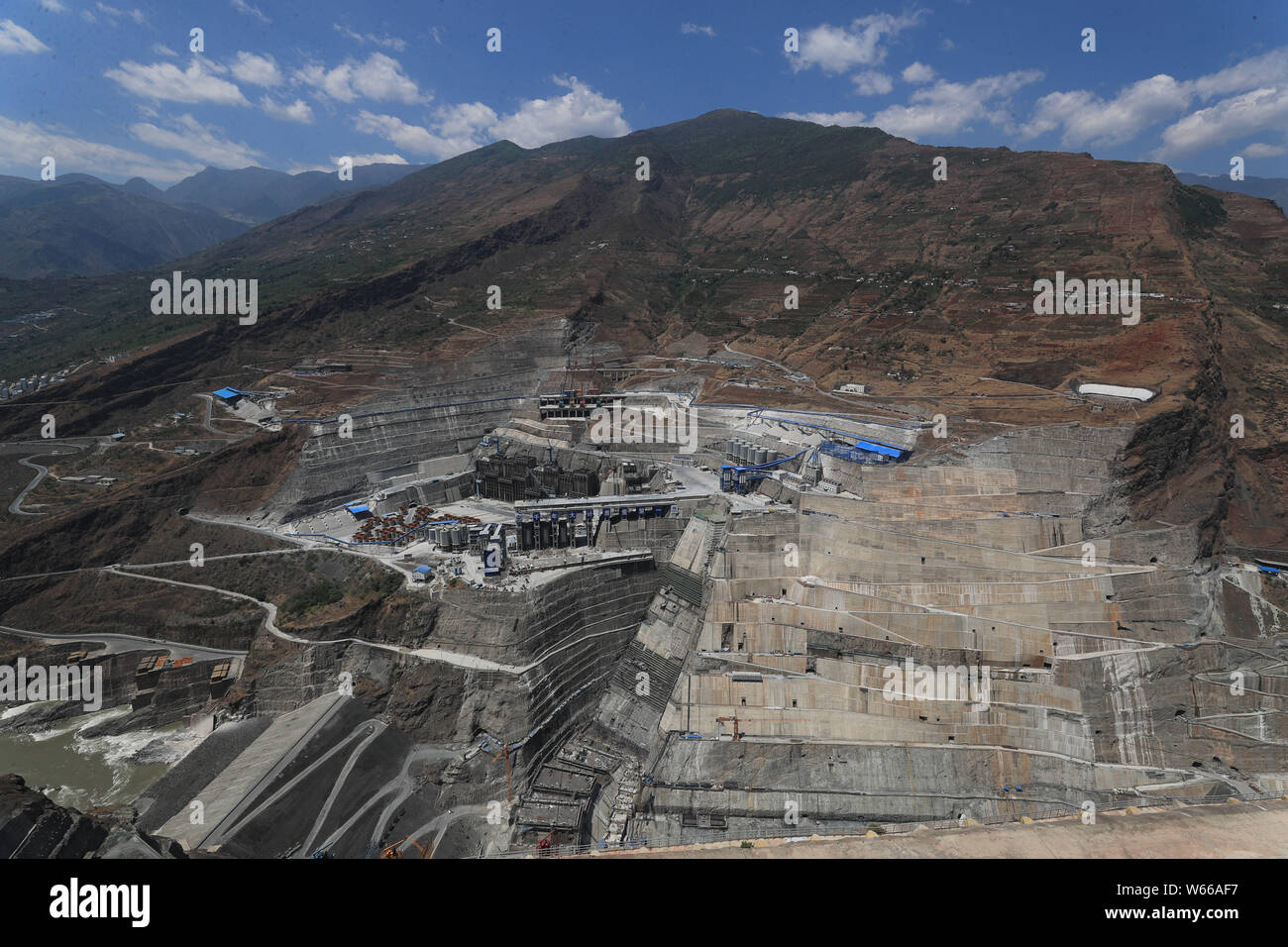 --FILE--Dans cette vue aérienne, la station hydroélectrique Baihetan, le deuxième plus grand projet hydroélectrique, est en construction dans la ville de Dazhai, Qia Banque D'Images