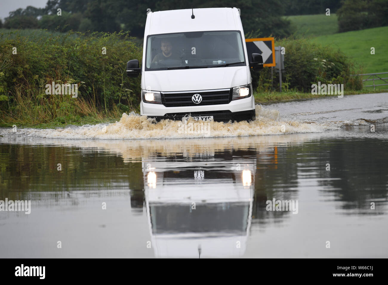 Un van fait son chemin le long de la Hall Lane, Bonis inondées Cheshire, après les fortes pluies du mardi. Banque D'Images