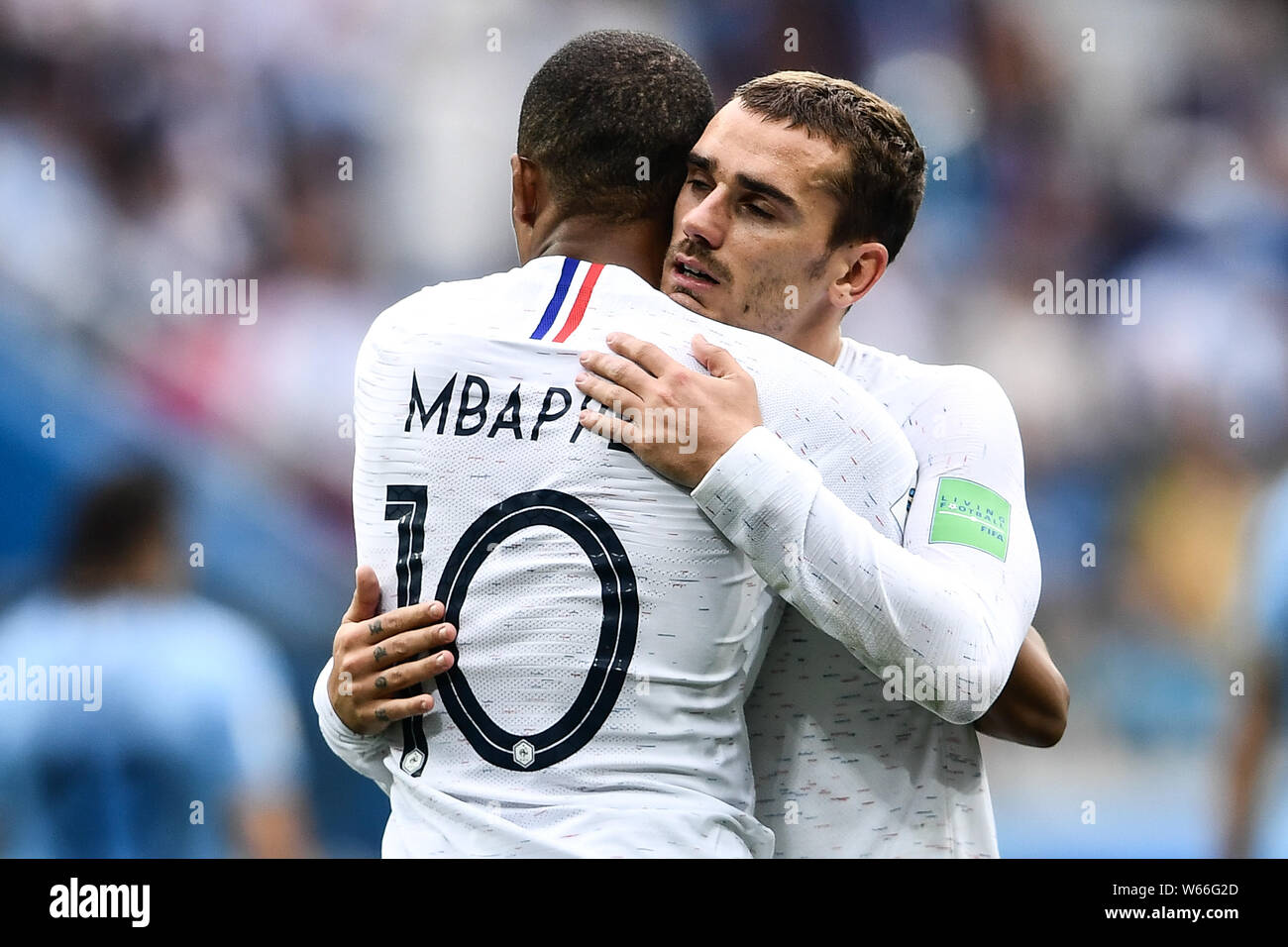 Kylian Mbappe, gauche, et Antoine Griezmann de France célèbrent après avoir marqué contre l'Uruguay en match quart leur pendant la Coupe du Monde 2018 Cu Banque D'Images