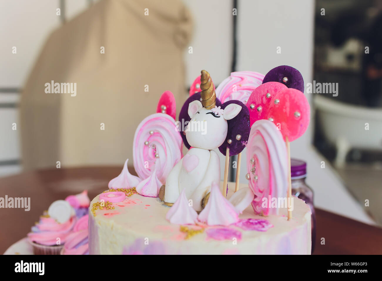 Un Beau Gateau Decore Lumineux Sous Forme De Fantasy Licorne Dans La Bibliotheque Bleue Le Concept D Un Dessert De Fete D Anniversaire Pour Les Enfants Photo Stock Alamy
