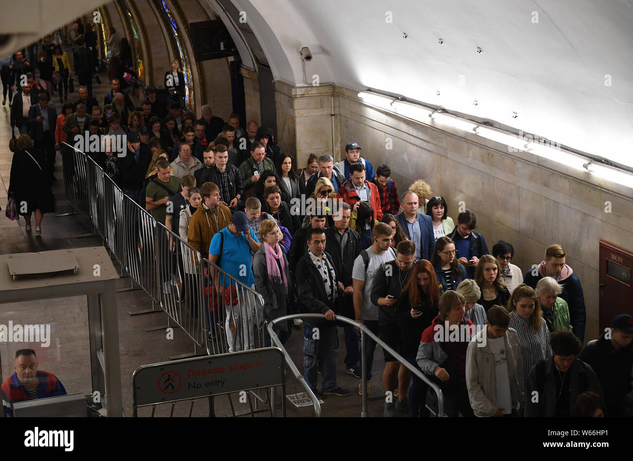Les banlieusards foule dans une station de métro de Moscou le métro de Moscou, Russie, le 4 juillet 2018. Le métro de Moscou est l'un des plus fréquentés dans les systèmes de métro Banque D'Images Les banlieusards foule dans une station de métro de Moscou le métro de Moscou, Russie, le 4 juillet 2018. Le métro de Moscou est l'un des plus fréquentés dans les systèmes de métro Banque D'Images