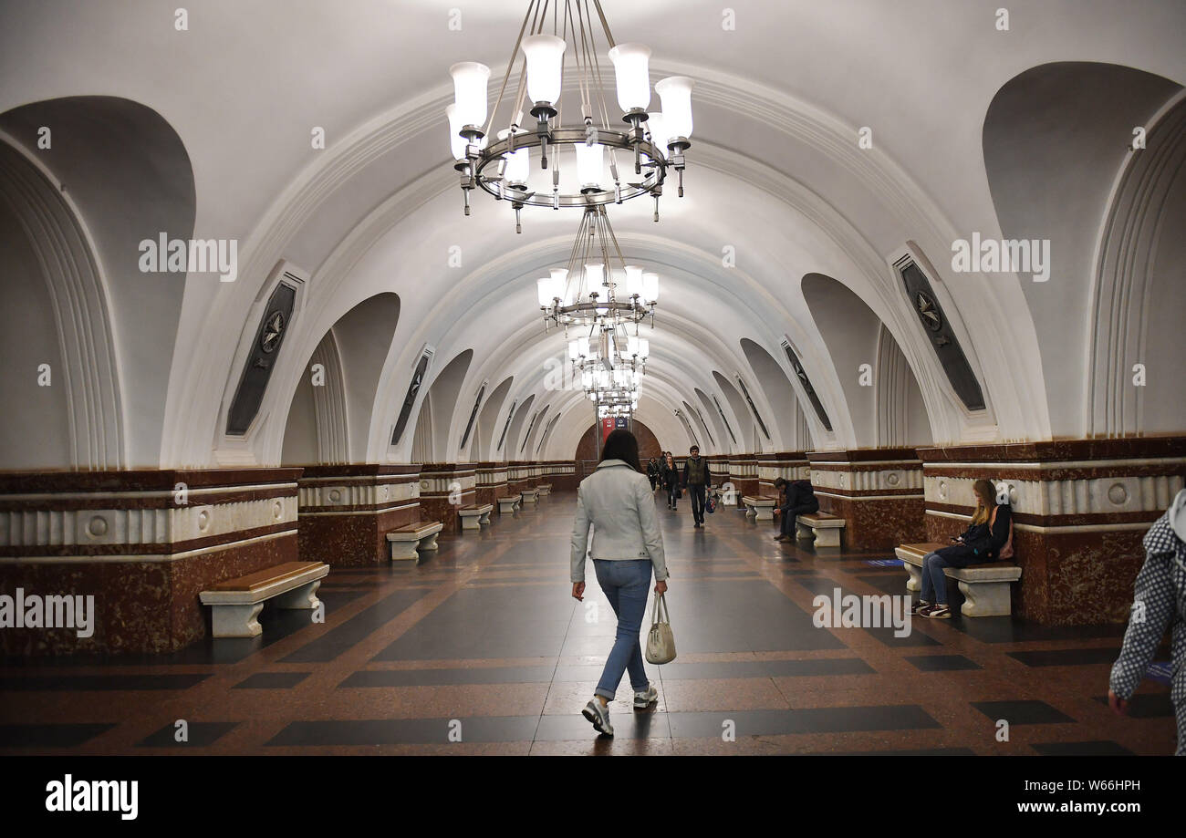Vue intérieure d'une station de métro de Moscou le métro de Moscou, Russie, le 4 juillet 2018. Le métro de Moscou est l'un des plus fréquentés dans les systèmes de métro wo Banque D'Images Vue intérieure d'une station de métro de Moscou le métro de Moscou, Russie, le 4 juillet 2018. Le métro de Moscou est l'un des plus fréquentés dans les systèmes de métro wo Banque D'Images