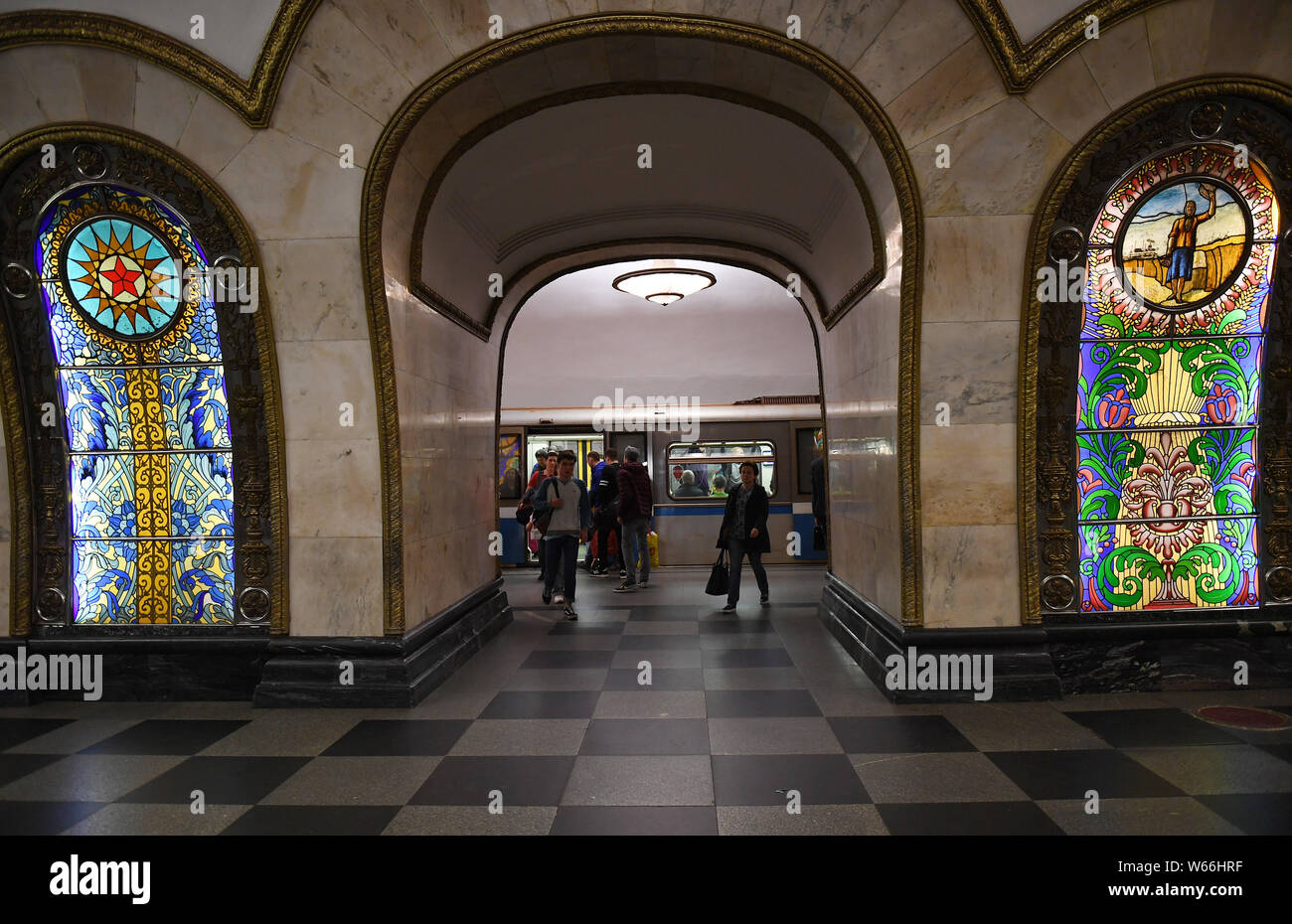 Vue intérieure d'une station de métro de Moscou le métro de Moscou, Russie, le 4 juillet 2018. Le métro de Moscou est l'un des plus fréquentés dans les systèmes de métro wo Banque D'Images Vue intérieure d'une station de métro de Moscou le métro de Moscou, Russie, le 4 juillet 2018. Le métro de Moscou est l'un des plus fréquentés dans les systèmes de métro wo Banque D'Images