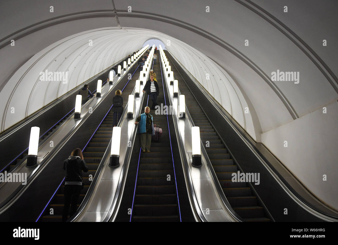 Les banlieusards prendre les escaliers mécaniques dans une station de métro de Moscou le métro de Moscou, Russie, le 4 juillet 2018. Le métro de Moscou est l'un des plus achalandés système métro Banque D'Images