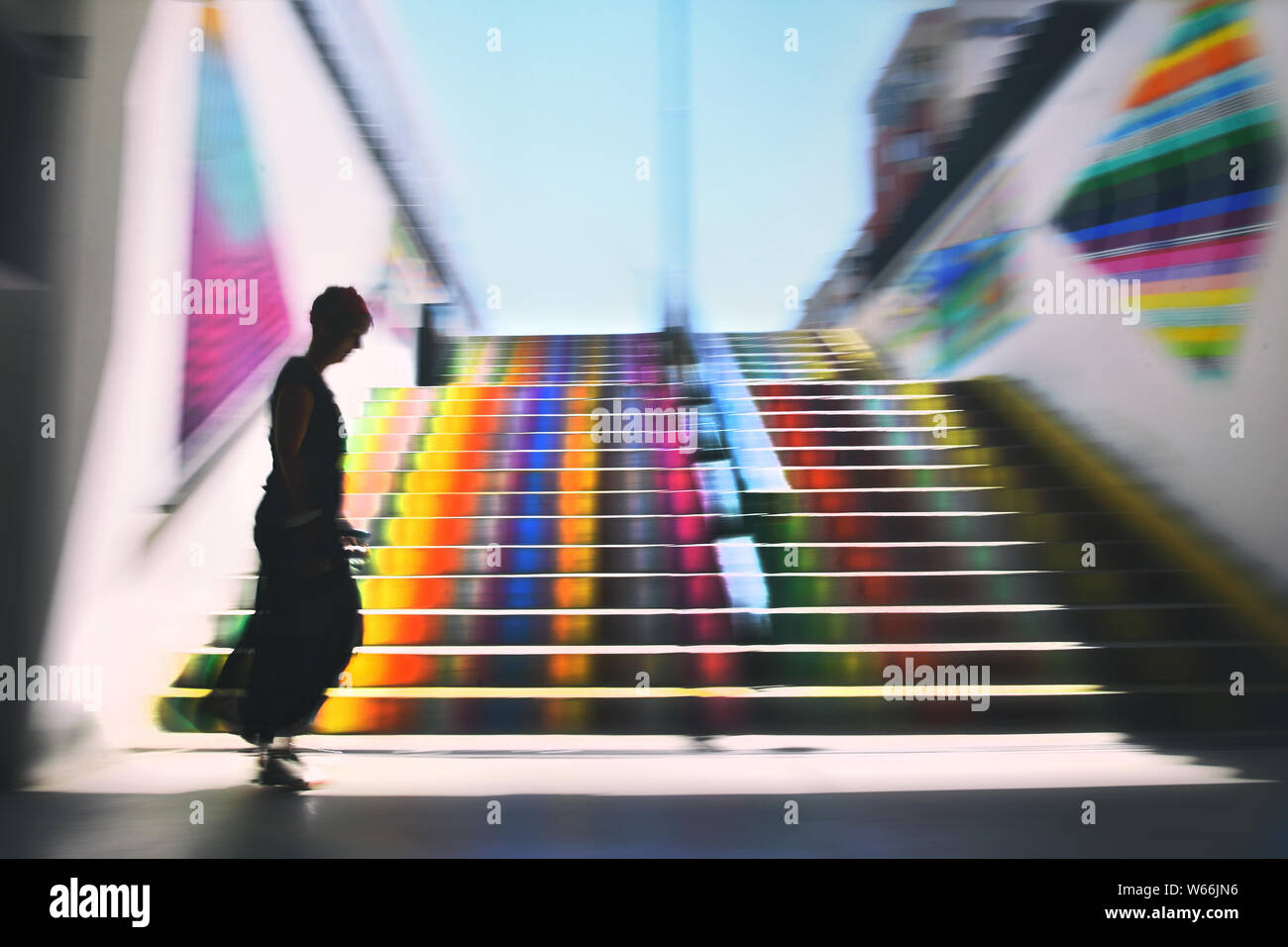 Hors du temps. La photographie de rue créative . Flou de mouvement expérimental urbain photo dans la ville de Constanta , Roumanie Banque D'Images