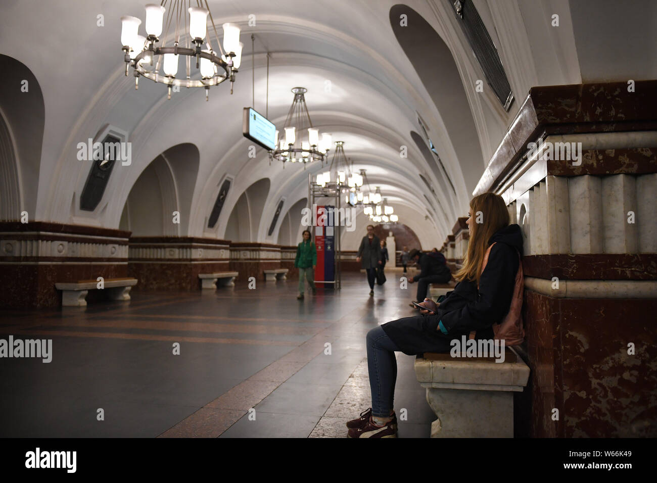 Vue intérieure d'une station de métro de Moscou le métro de Moscou, Russie, le 4 juillet 2018. Le métro de Moscou est l'un des plus fréquentés dans les systèmes de métro wo Banque D'Images Vue intérieure d'une station de métro de Moscou le métro de Moscou, Russie, le 4 juillet 2018. Le métro de Moscou est l'un des plus fréquentés dans les systèmes de métro wo Banque D'Images