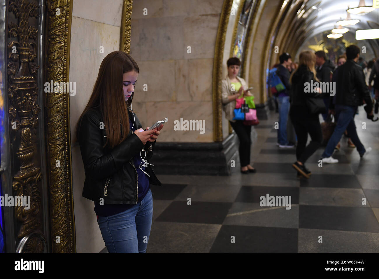 Un frontalier utilise son smartphone dans une station de métro de Moscou le métro de Moscou, Russie, le 4 juillet 2018. Le métro de Moscou est l'un des plus fréquentés de metro Banque D'Images Un frontalier utilise son smartphone dans une station de métro de Moscou le métro de Moscou, Russie, le 4 juillet 2018. Le métro de Moscou est l'un des plus fréquentés de metro Banque D'Images