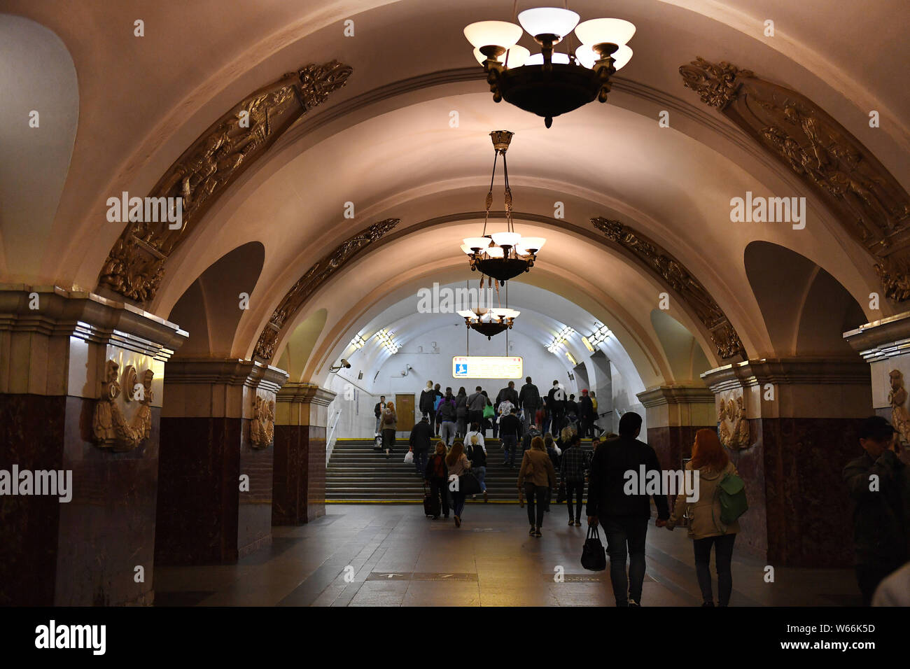 Vue intérieure d'une station de métro de Moscou le métro de Moscou, Russie, le 4 juillet 2018. Le métro de Moscou est l'un des plus fréquentés dans les systèmes de métro wo Banque D'Images Vue intérieure d'une station de métro de Moscou le métro de Moscou, Russie, le 4 juillet 2018. Le métro de Moscou est l'un des plus fréquentés dans les systèmes de métro wo Banque D'Images