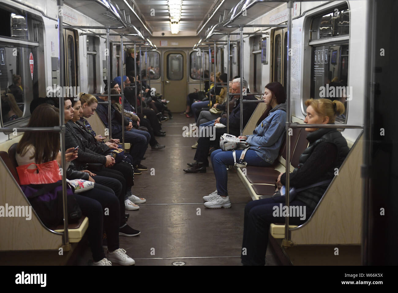 Les banlieusards prendre une rame de métro sur le métro de Moscou à Moscou, Russie, le 4 juillet 2018. Le métro de Moscou est l'un des plus fréquentés de systèmes de métro dans le monde, Banque D'Images Les banlieusards prendre une rame de métro sur le métro de Moscou à Moscou, Russie, le 4 juillet 2018. Le métro de Moscou est l'un des plus fréquentés de systèmes de métro dans le monde, Banque D'Images
