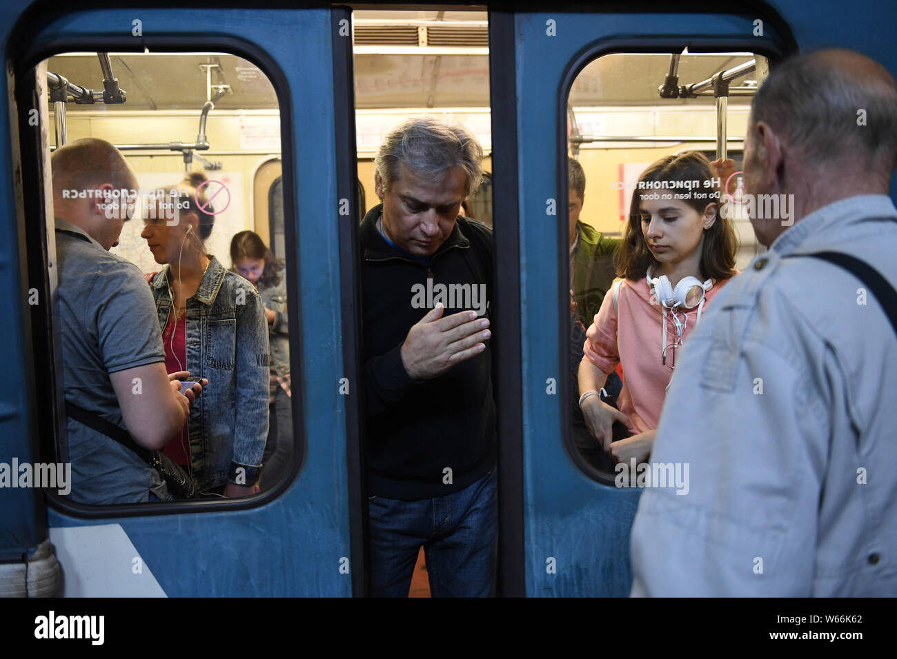 Les banlieusards monter ou descendre une rame de métro dans une station de métro de Moscou à Moscou, Russie, le 4 juillet 2018. Le métro de Moscou est l'un des plus occupés m Banque D'Images Les banlieusards monter ou descendre une rame de métro dans une station de métro de Moscou à Moscou, Russie, le 4 juillet 2018. Le métro de Moscou est l'un des plus occupés m Banque D'Images