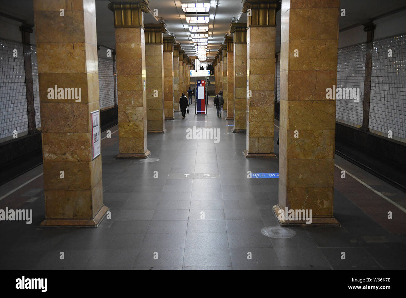 Vue intérieure d'une station de métro de Moscou le métro de Moscou, Russie, le 4 juillet 2018. Le métro de Moscou est l'un des plus fréquentés dans les systèmes de métro wo Banque D'Images Vue intérieure d'une station de métro de Moscou le métro de Moscou, Russie, le 4 juillet 2018. Le métro de Moscou est l'un des plus fréquentés dans les systèmes de métro wo Banque D'Images