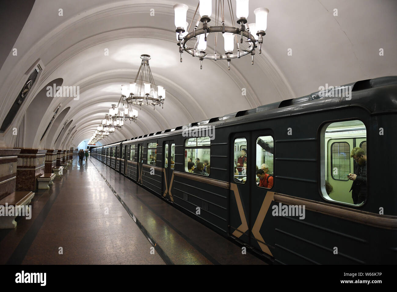 Vue intérieure d'une station de métro de Moscou le métro de Moscou, Russie, le 4 juillet 2018. Le métro de Moscou est l'un des plus fréquentés dans les systèmes de métro wo Banque D'Images Vue intérieure d'une station de métro de Moscou le métro de Moscou, Russie, le 4 juillet 2018. Le métro de Moscou est l'un des plus fréquentés dans les systèmes de métro wo Banque D'Images