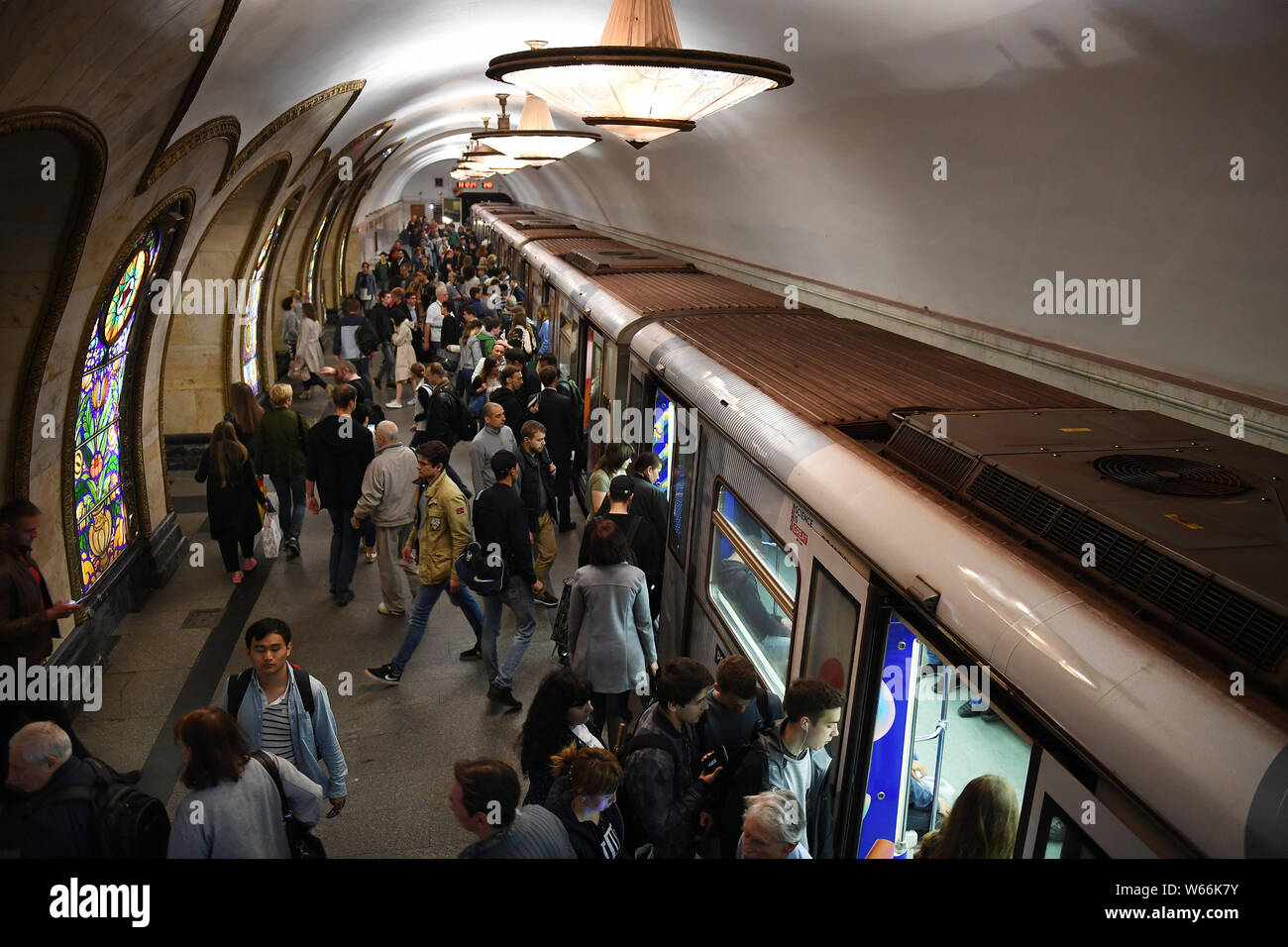 Les banlieusards monter ou descendre une rame de métro dans une station de métro de Moscou à Moscou, Russie, le 4 juillet 2018. Le métro de Moscou est l'un des plus occupés m Banque D'Images Les banlieusards monter ou descendre une rame de métro dans une station de métro de Moscou à Moscou, Russie, le 4 juillet 2018. Le métro de Moscou est l'un des plus occupés m Banque D'Images