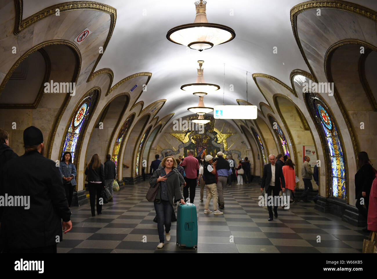 Vue intérieure d'une station de métro de Moscou le métro de Moscou, Russie, le 4 juillet 2018. Le métro de Moscou est l'un des plus fréquentés dans les systèmes de métro wo Banque D'Images Vue intérieure d'une station de métro de Moscou le métro de Moscou, Russie, le 4 juillet 2018. Le métro de Moscou est l'un des plus fréquentés dans les systèmes de métro wo Banque D'Images