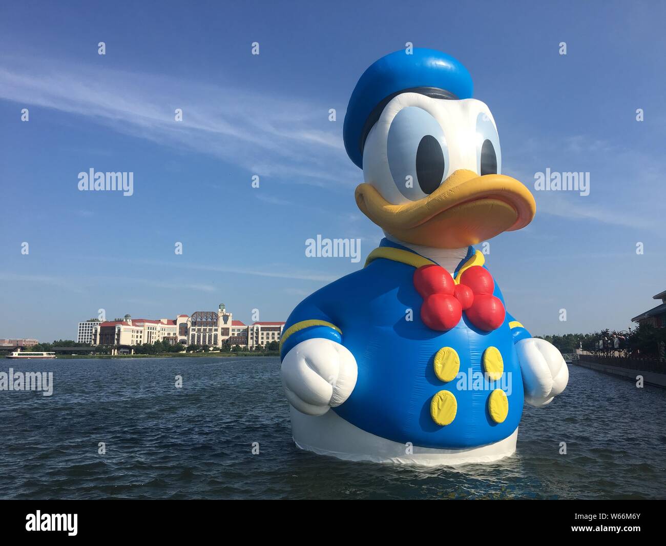 Un 11 mètres de haut est Donald Duck gonflable sur l'affichage au bord de lac dans la ville de Disney au Shanghai Disney Resort à Shanghai, Chine, le 9 juillet 2018 Banque D'Images