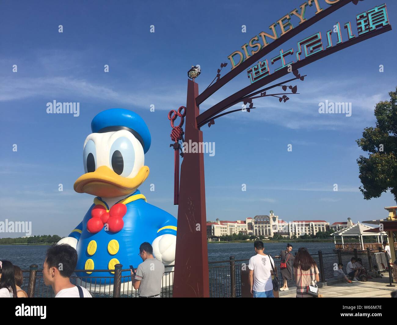 Un 11 mètres de haut est Donald Duck gonflable sur l'affichage au bord de lac dans la ville de Disney au Shanghai Disney Resort à Shanghai, Chine, le 9 juillet 2018 Banque D'Images