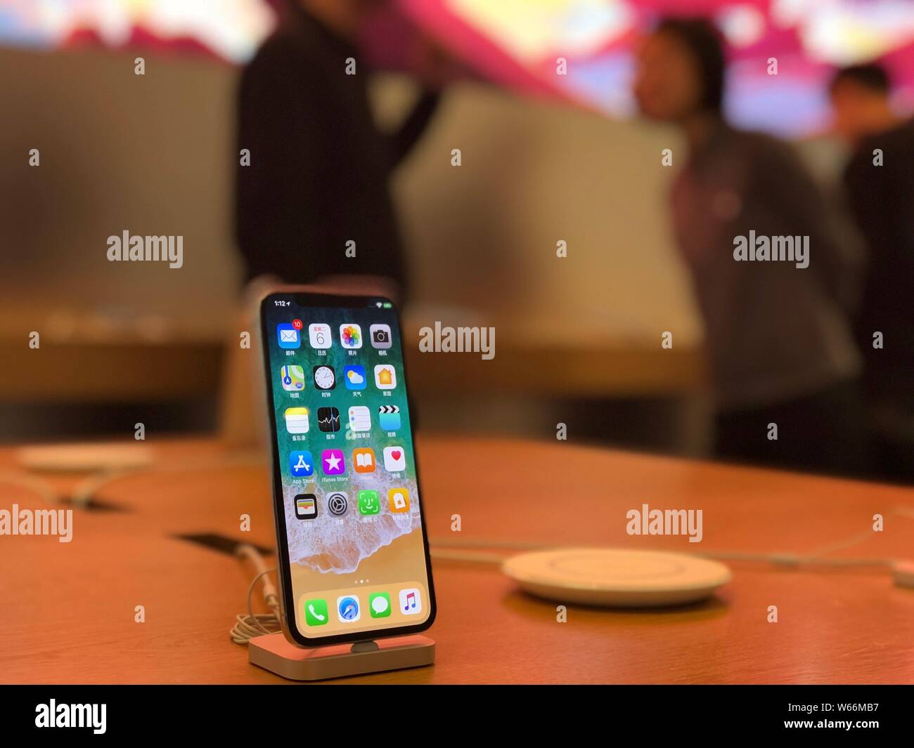 --FILE--un iPhone X smartphone est sur l'affichage dans un Apple store à Shanghai, Chine, le 6 mars 2018. Les livraisons de smartphones en Chine a rebondi au-dessus de Banque D'Images