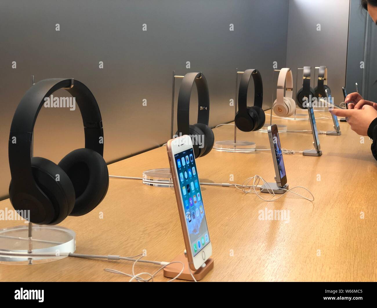 --FILE--l'iPhone d'Apple les smartphones sont à l'écran dans un Apple store à Shanghai, Chine, le 6 mars 2018. Les livraisons de smartphones en Chine remis à Banque D'Images