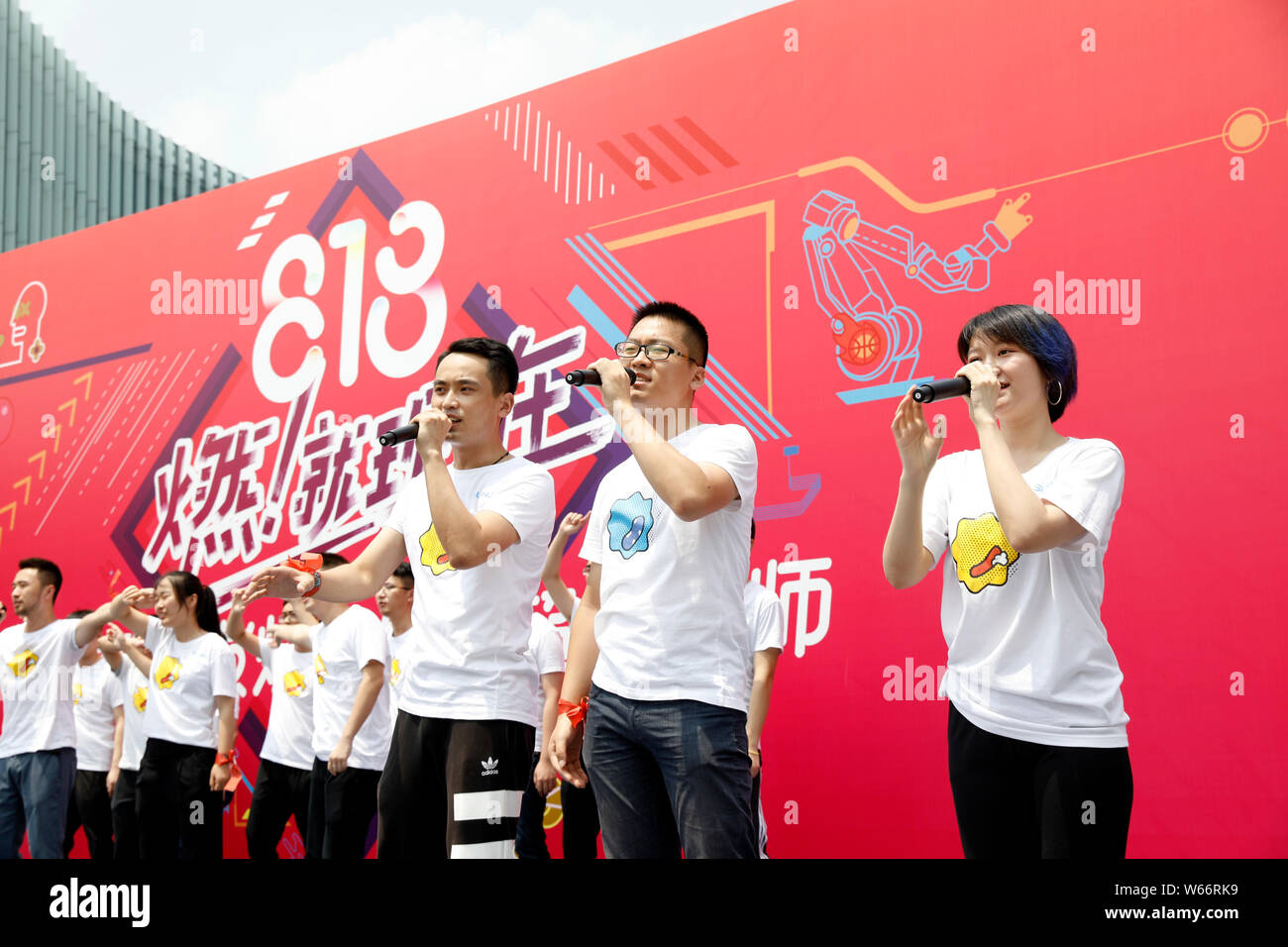 Employés chinois fonctionner lors d'une prestation de serment pour le rallye 2018 Suning 818 shopping festival au siège à Shanghai, la Chine de l'est Jian Banque D'Images