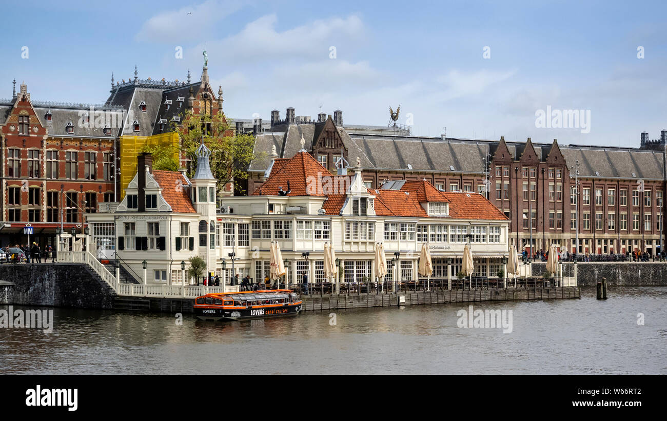 AMSTERDAM, PAYS-BAS - 01 MAI 2018 : gare centrale et centre d'accueil d'Amsterdam sur Stationsplein Banque D'Images