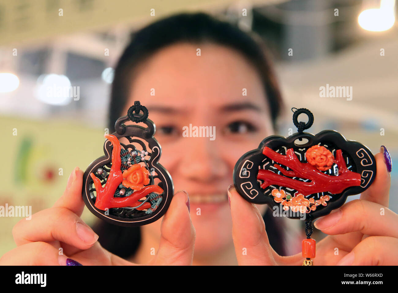 Une affiche exposant les pendentifs de l'afficheur pendant l'été de la bijouterie au China International Exhibition Center à Beijing, Chine, 19 Juillet Banque D'Images