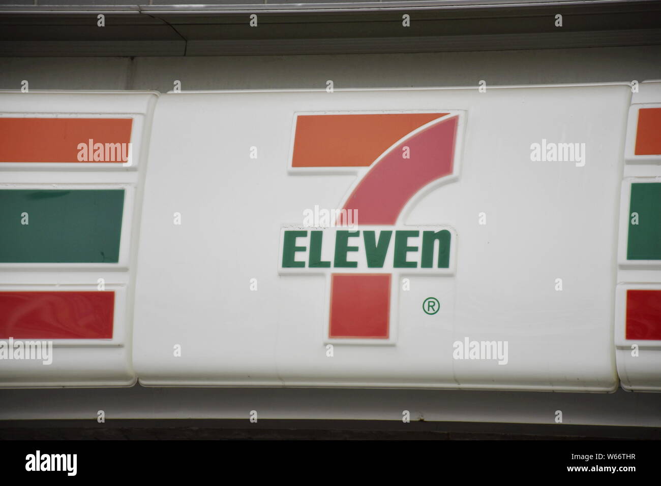 --FILE--Vue d'une pancarte de 7-Eleven dépanneur à Shanghai, Chine, le 20 mars 2018. La chaîne de dépanneurs 7-Eleven est t Banque D'Images