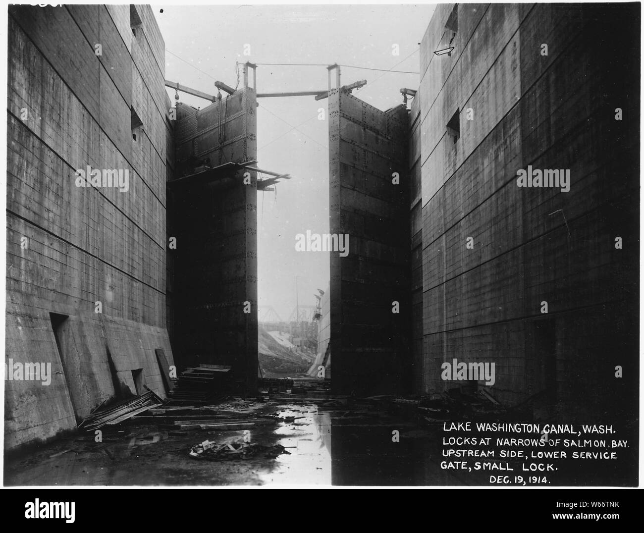 Le lac Washington Ship Canal, les serrures, Seattle, Washington. Des serrures à Narrows de Salmon Bay, montrant côté amont de la porte de service inférieur à petite écluse. ; Portée et contenu : le US Army Corps of Engineers a photographié de nombreux de la profondeur des travaux de génie civil et du projet d'amélioration du port et de la rivière qu'ils ont été impliqués avec. Le lac Washington Ship Canal et le Hiram Chittenden Locks ont été construits pour permettre le passage entre l'eau douce Lake Union et l'eau salée de Puget Sound. Banque D'Images