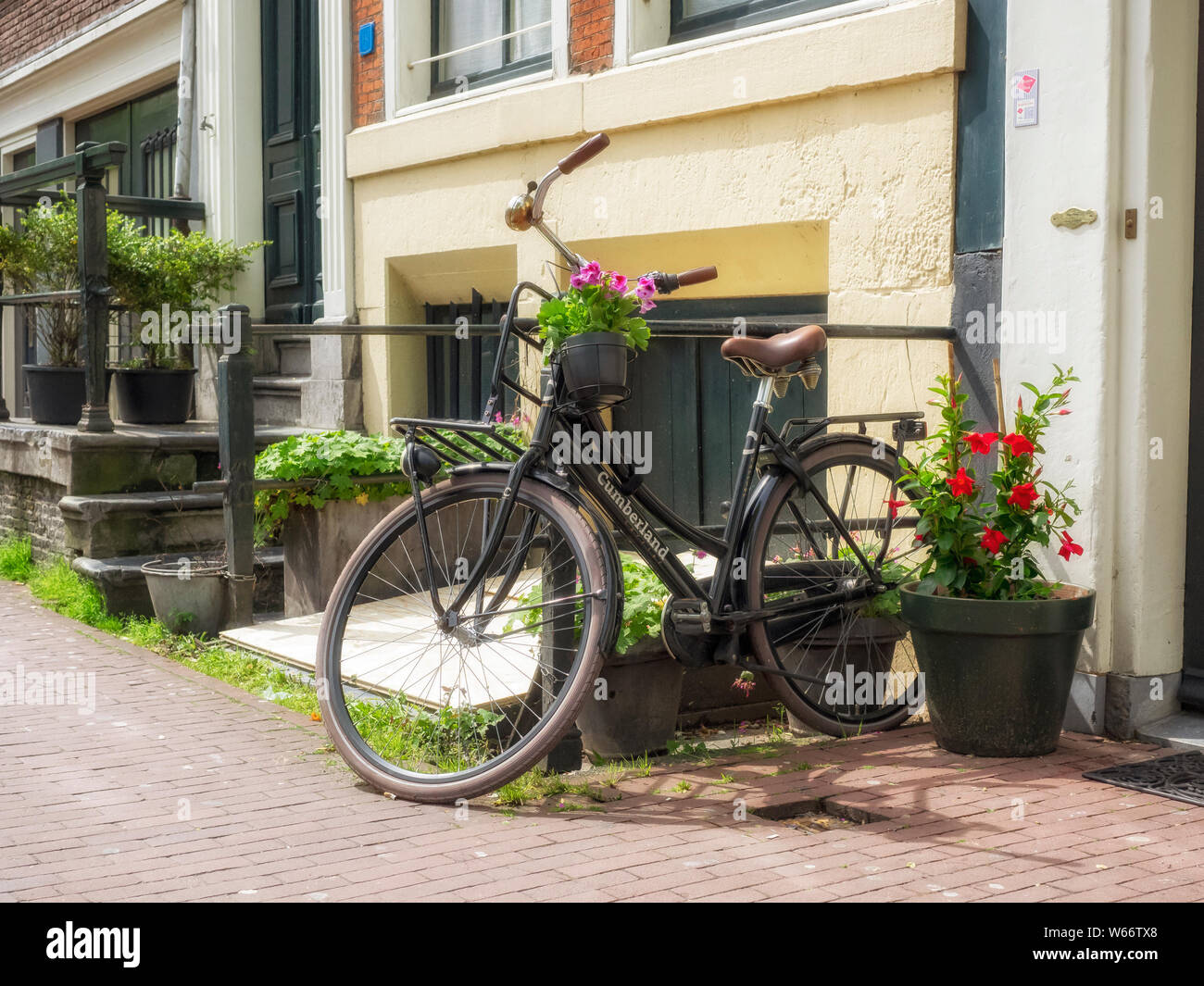 AMSTERDAM, PAYS-BAS - 01 MAI 2018 : ancien vélo stationné à côté du bâtiment dans le centre-ville Banque D'Images