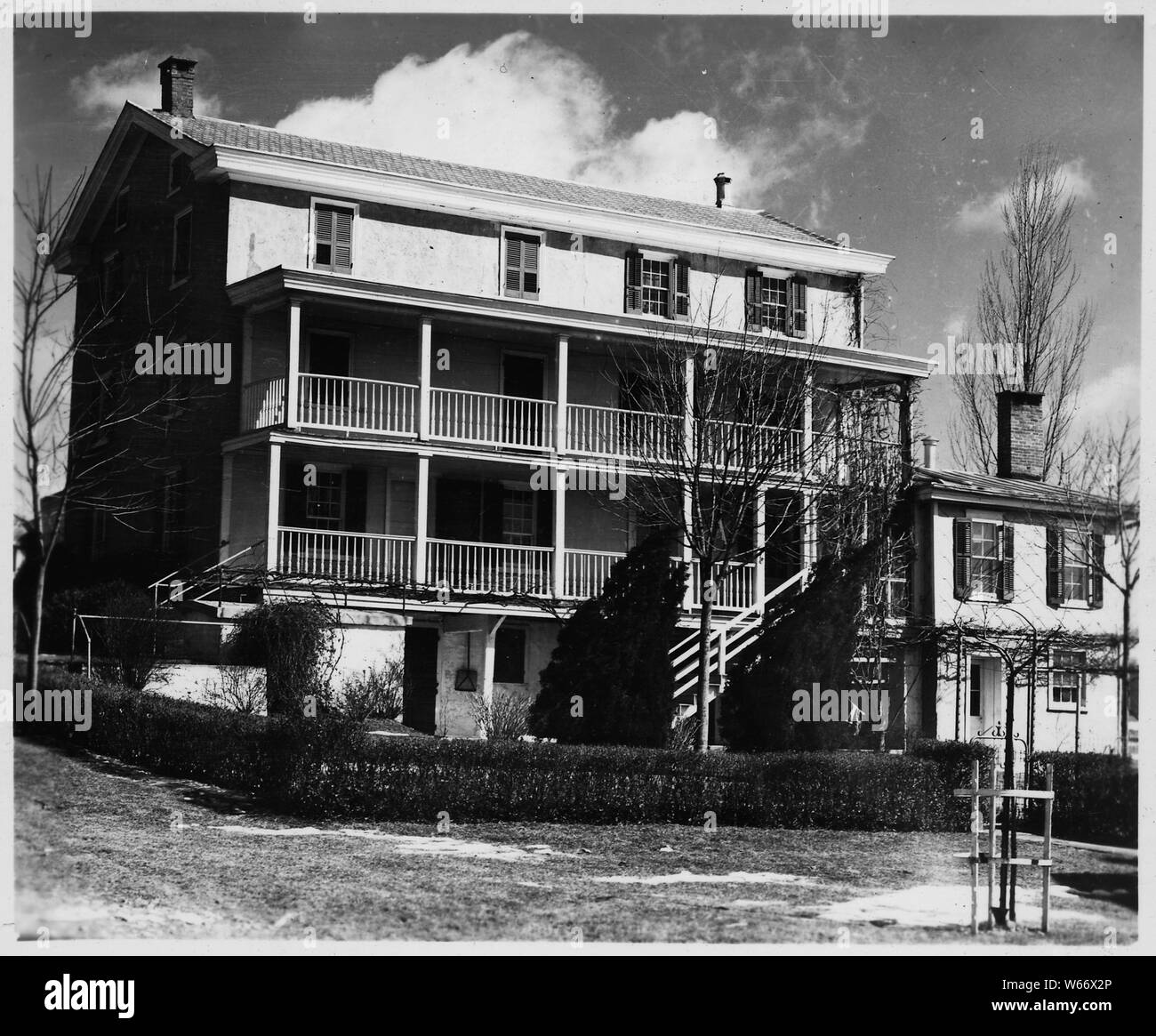Le Comté de Lancaster, Pennsylvanie. Ce bel Old-Order Amish farm house a été élargi par l'Addit . . . ; Portée et contenu : la légende complète se lit comme suit : le comté de Lancaster, Pennsylvanie. Ce bel Old-Order Amish farm house a été agrandie par l'adjonction d'un quatrième étage et aussi une maison Grossdawdy. Chantiers bien entretenus sont communs à ces personnes. Banque D'Images