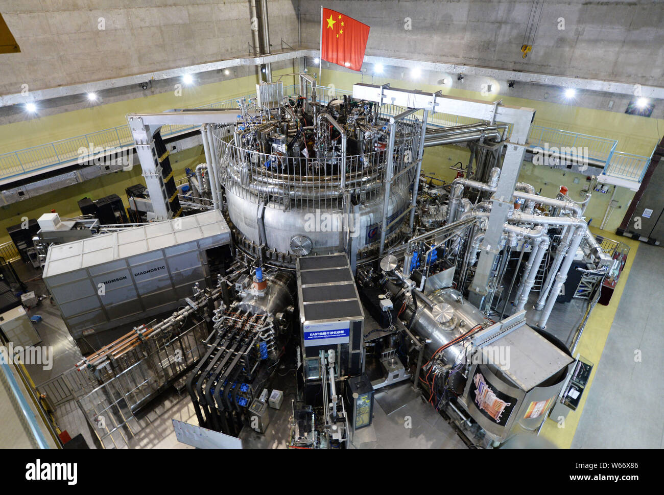 Les scientifiques ont une expérience sur le tokamak supraconducteur avancé expérimental (est) de l'appareil de fusion magnétique pour le Réacteur Thermonucléaire International E Banque D'Images