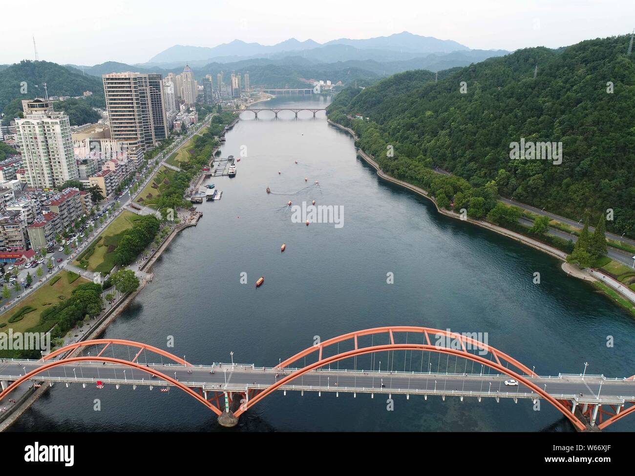 Bateaux de touristes sillonnent les Xinanjiang River, où la température de l'eau reste à environ 17 degrés Celsius, à un endroit pittoresque dans la ville de Hangzhou, Hangzhou ci Banque D'Images