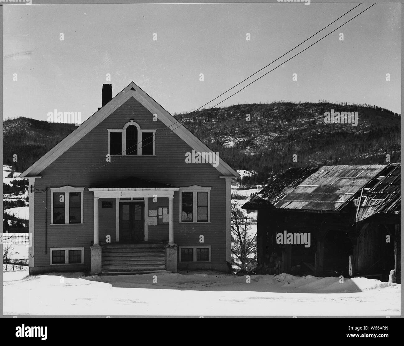 Landaff, comté de Grafton, New Hampshire. La ville de Landaff bâtiment est neuf, mais le hangar à voitures est ori . . . ; Portée et contenu : la légende complète se lit comme suit : Landaff, comté de Grafton, New Hampshire. La ville de Landaff bâtiment est neuf, mais le hangar à voitures est original. Ville ici les réunions ont lieu une fois par an. La grange et l'Epworth League répondre à deux semaines d'intervalle dans sa salle principale qui est équipée d'un stade utilisé une ou deux fois par année pour des artistes locaux de théâtre. Il faut donner toutes les danses ici ; nulle part ailleurs y aurait-il suffisamment d'espace. À côté de sa salle principale, le bâtiment contient un très grand dini Banque D'Images