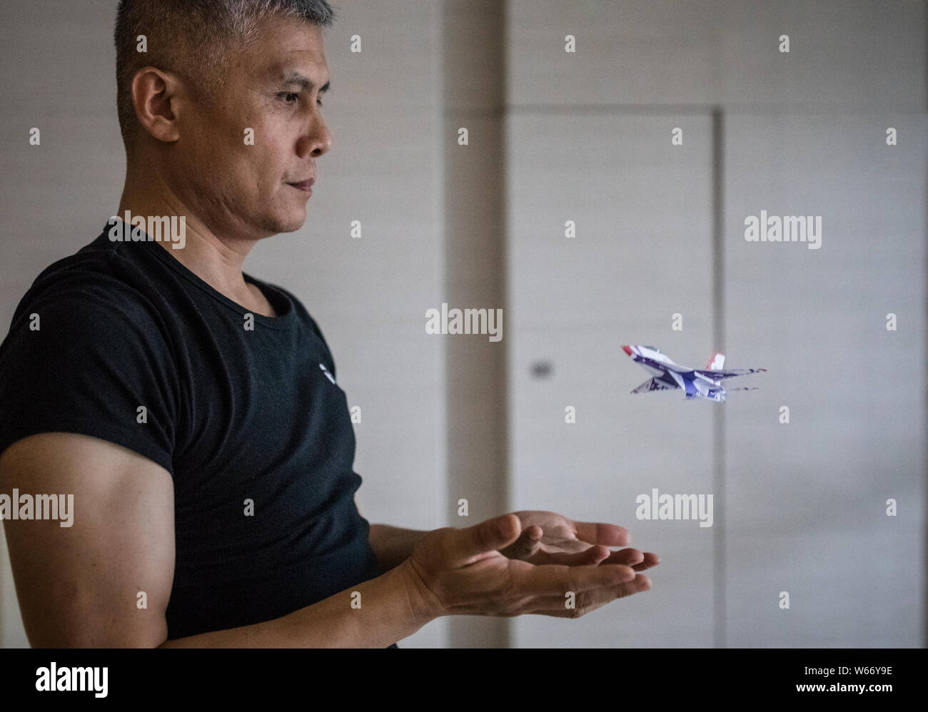 --FILE--fan de l'aviation chinoise Liu Dong, qui tourne son intérêt d'enfance dans une carrière de vie, fait un avion en papier dans son atelier de Beijing, Chine, Banque D'Images