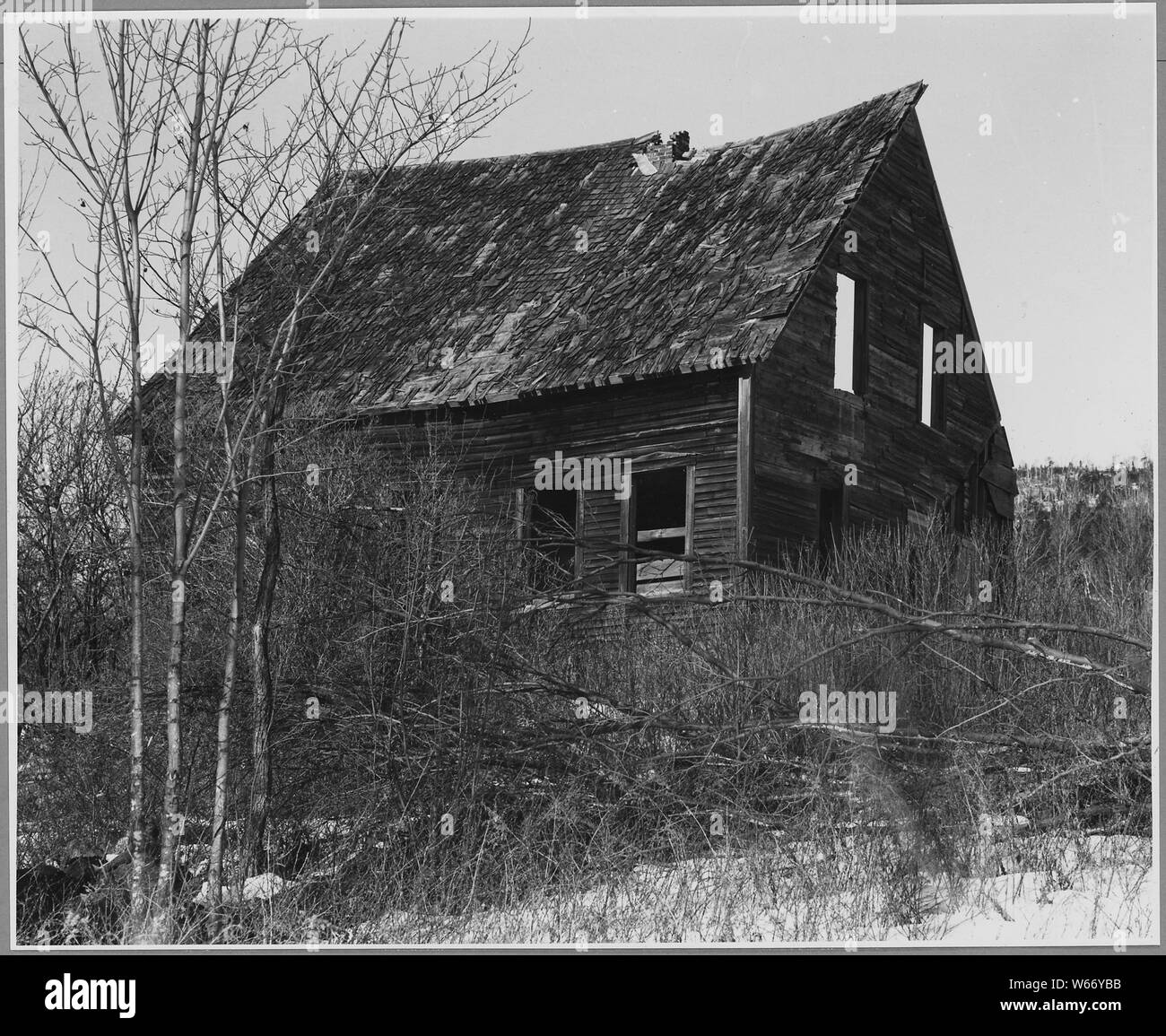 Landaff, comté de Grafton, New Hampshire. L'Landaff était en même temps un quartier florissant séparation . . . ; Portée et contenu : la légende complète se lit comme suit : Landaff, comté de Grafton, New Hampshire. L'Landaff était en même temps un quartier florissant, séparées par une chaîne de collines du reste de la communauté. L'abandon peut-être commencé il y a 80 ans et la dernière ferme a été abandonné vers 1920. La plupart des maisons sont entièrement disparu ne laissant que décombres cave remplie de trous pour montrer où ils se trouvait autrefois. 6 bâtiments sont encore partiellement conservé, dont 3 sont indiquées dans ces photos. Banque D'Images