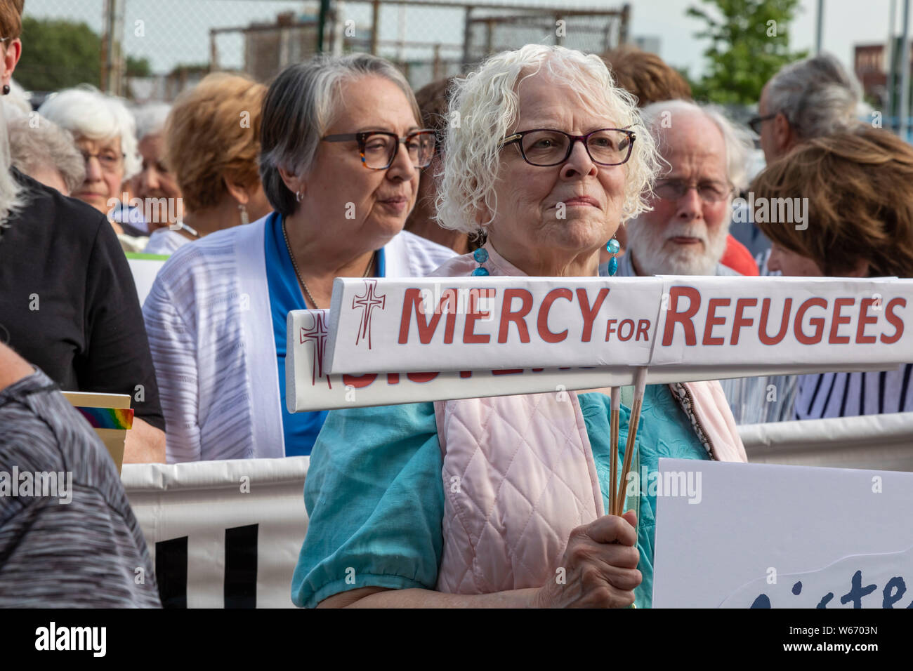 Detroit, Michigan - Les participants jusqu'à la ligne de processus dans une messe catholique pour les familles d'immigrants qui sont séparés ou en détention. L'événement a soulevé m Banque D'Images