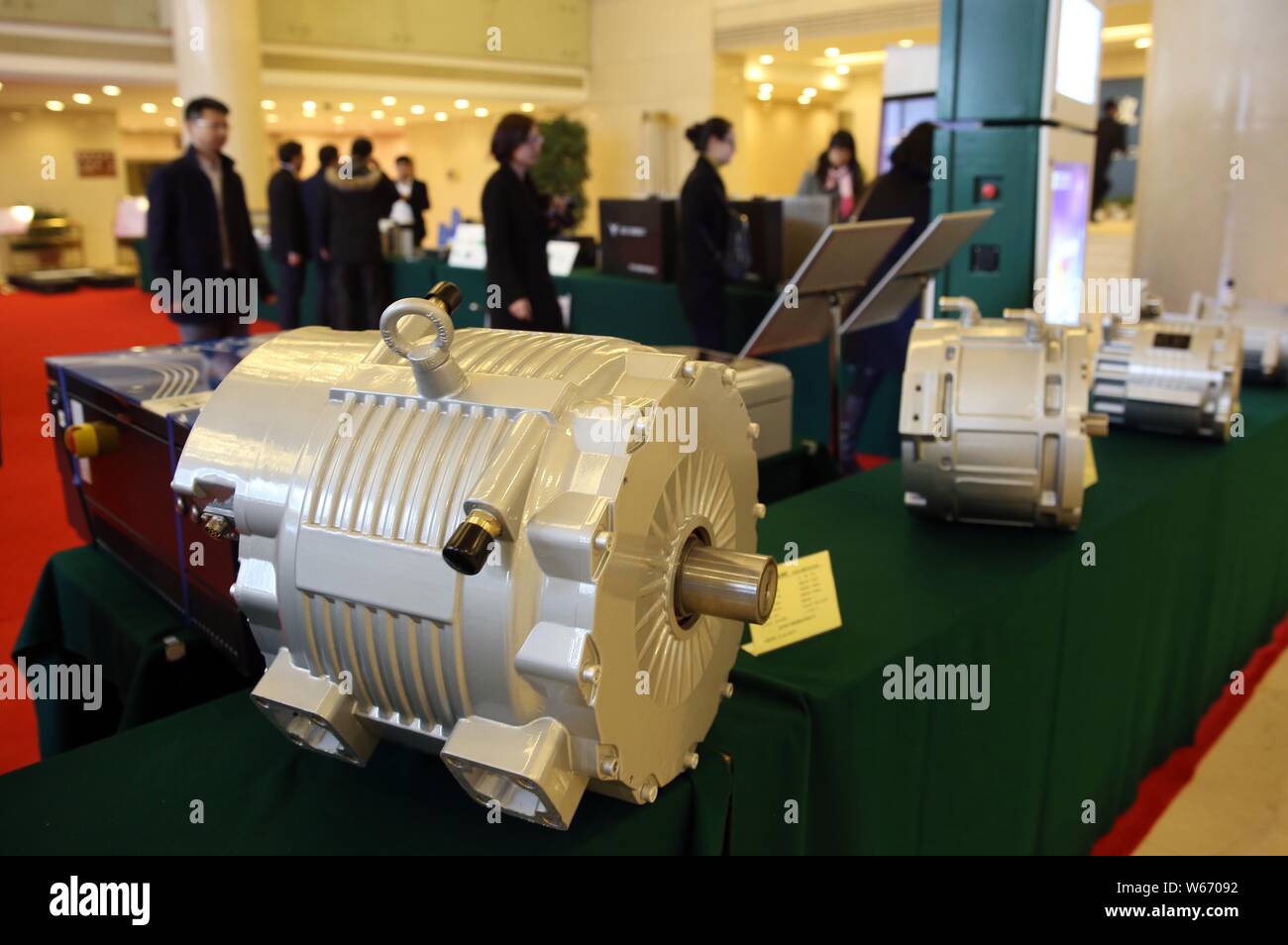 --FILE--Un moteur synchrone à aimants permanents de Wolong Electric Group est sur l'affichage lors d'une exposition dans la ville de Hangzhou, Zhejiang en Chine est provi Banque D'Images