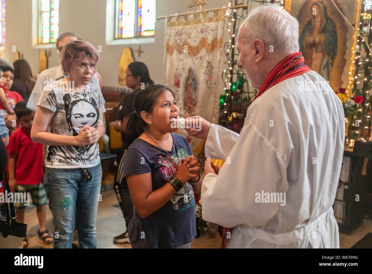 Detroit, Michigan - une messe catholique pour les familles d'immigrants qui sont séparés ou en détention. L'événement a recueilli des fonds pour la diocèses catholiques d'El Banque D'Images