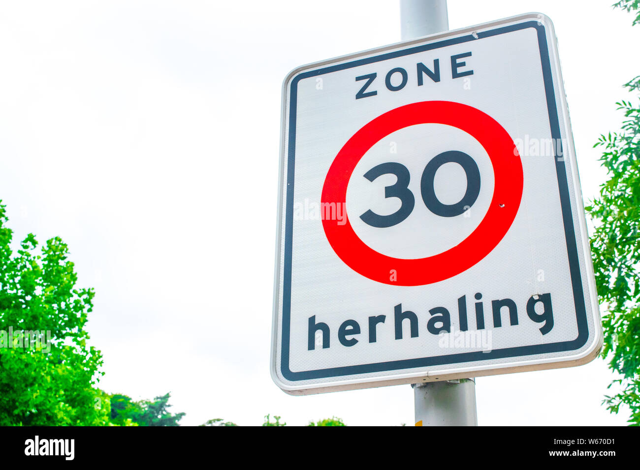 Panneau de circulation Néerlandais : 30 km/h limite de vitesse, il est interdit de rouler à plus de 30 kilomètres par heure Banque D'Images