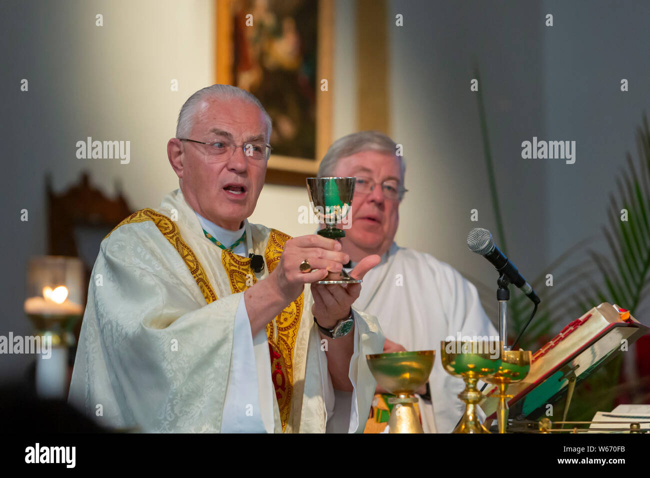 Detroit, Michigan - une messe catholique pour les familles d'immigrants qui sont séparés ou en détention. Mgr Donald Hanchon (à gauche) et Mgr. Charles Konsanke Banque D'Images