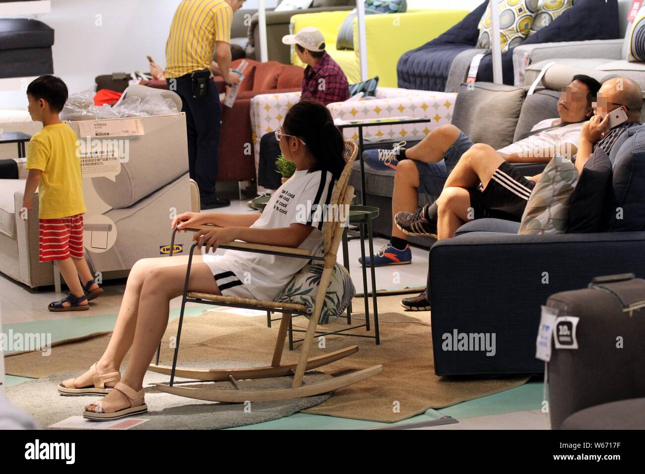 Les acheteurs chinois qui fuient la canicule reste dans les divans et les chaises à un magasin IKEA sur une vraie fournaise dans Shanghai, Chine de l'Est. Banque D'Images