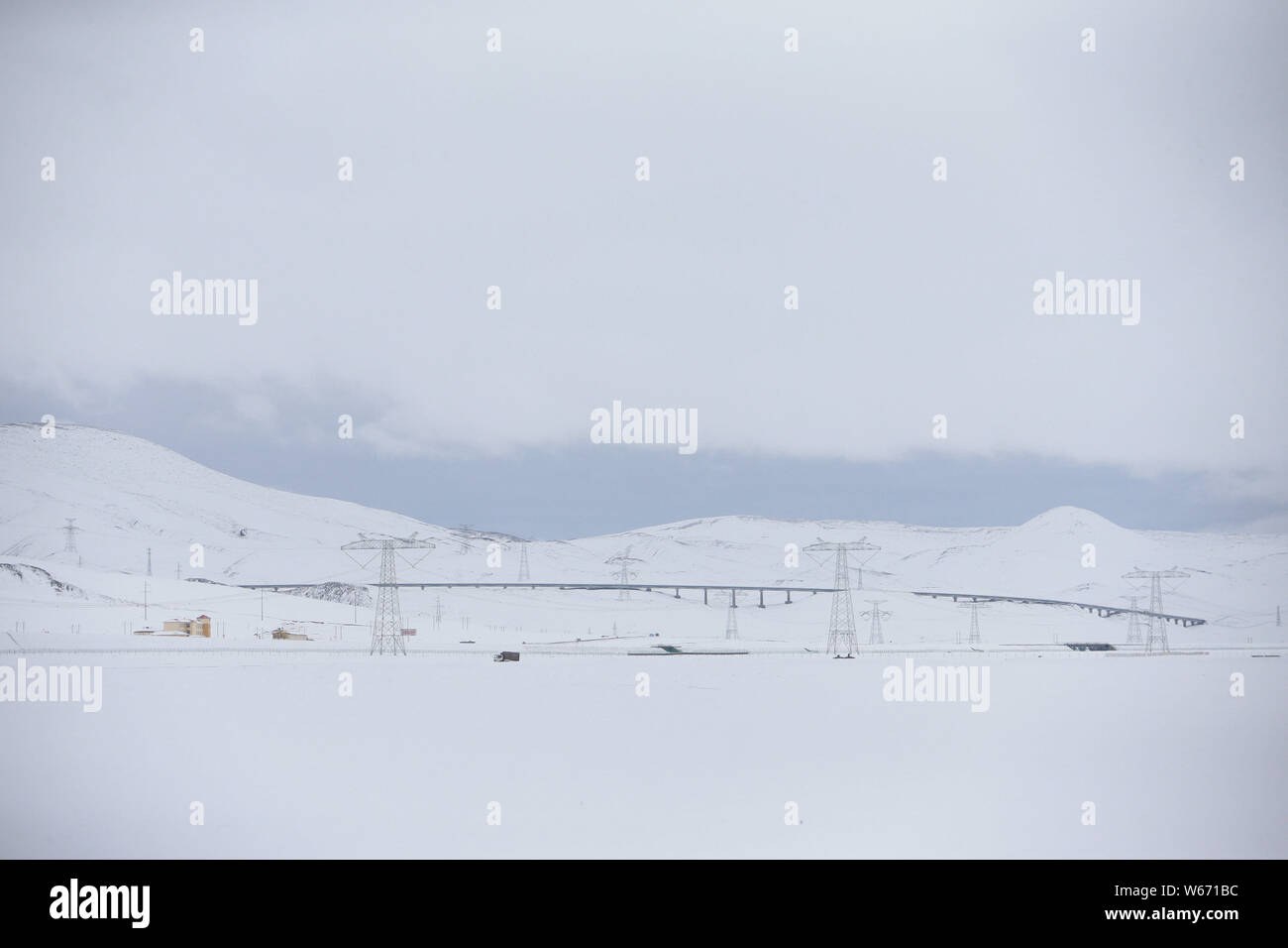 Les montagnes sont couvertes de neige pendant les jours d'été dans la ville de Golmud, Haixi préfecture autonome tibétaine et mongole, nord-ouest de la Chine Qinghai du provi Banque D'Images