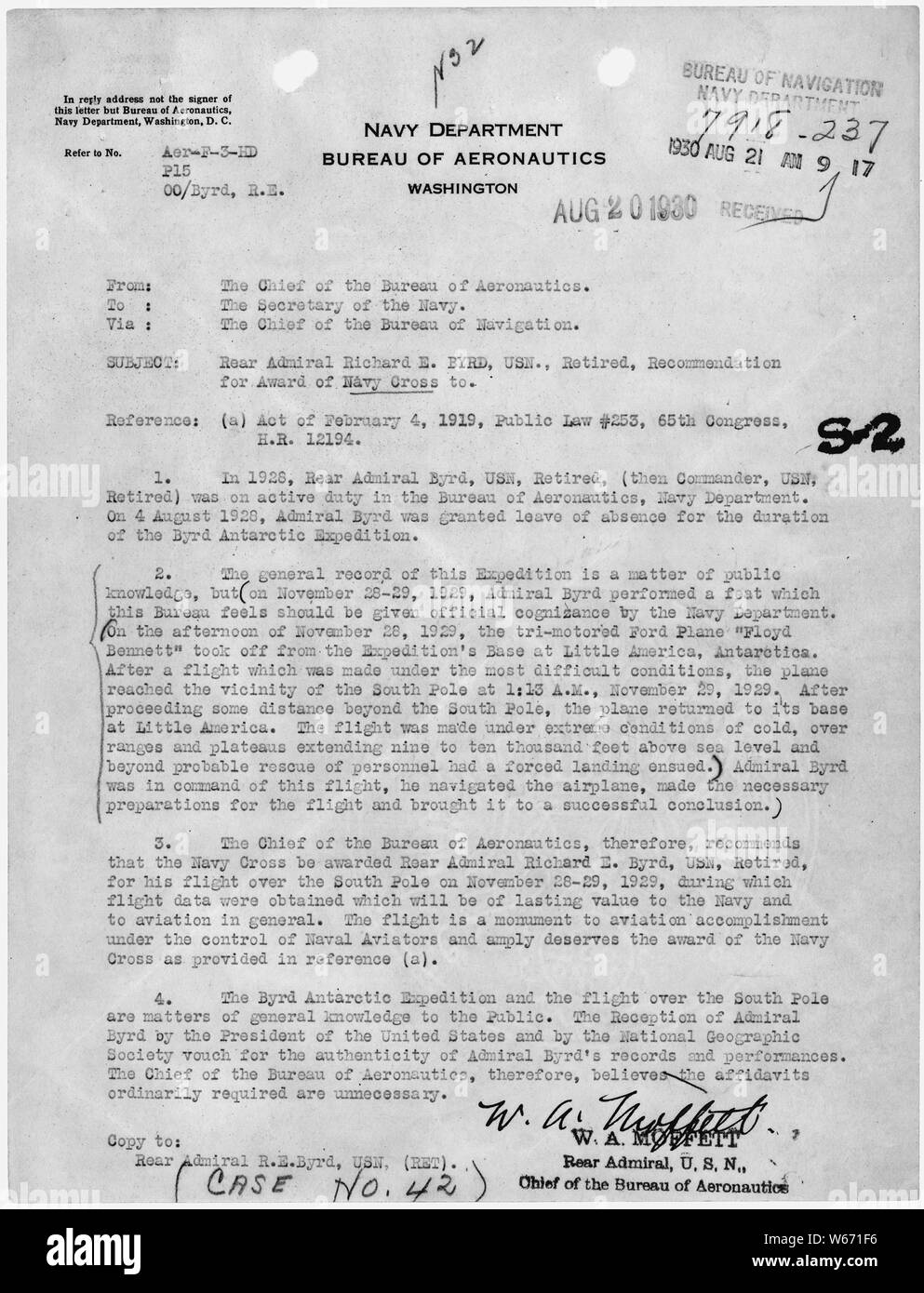 Lettre adressée par le chef du Bureau de l'aéronautique au secrétaire de la Marine recommandant que le contre-amiral Richard E. Byrd obtient la Navy Cross pour son premier vol au-dessus du pôle Sud le 29 novembre 1929. Banque D'Images