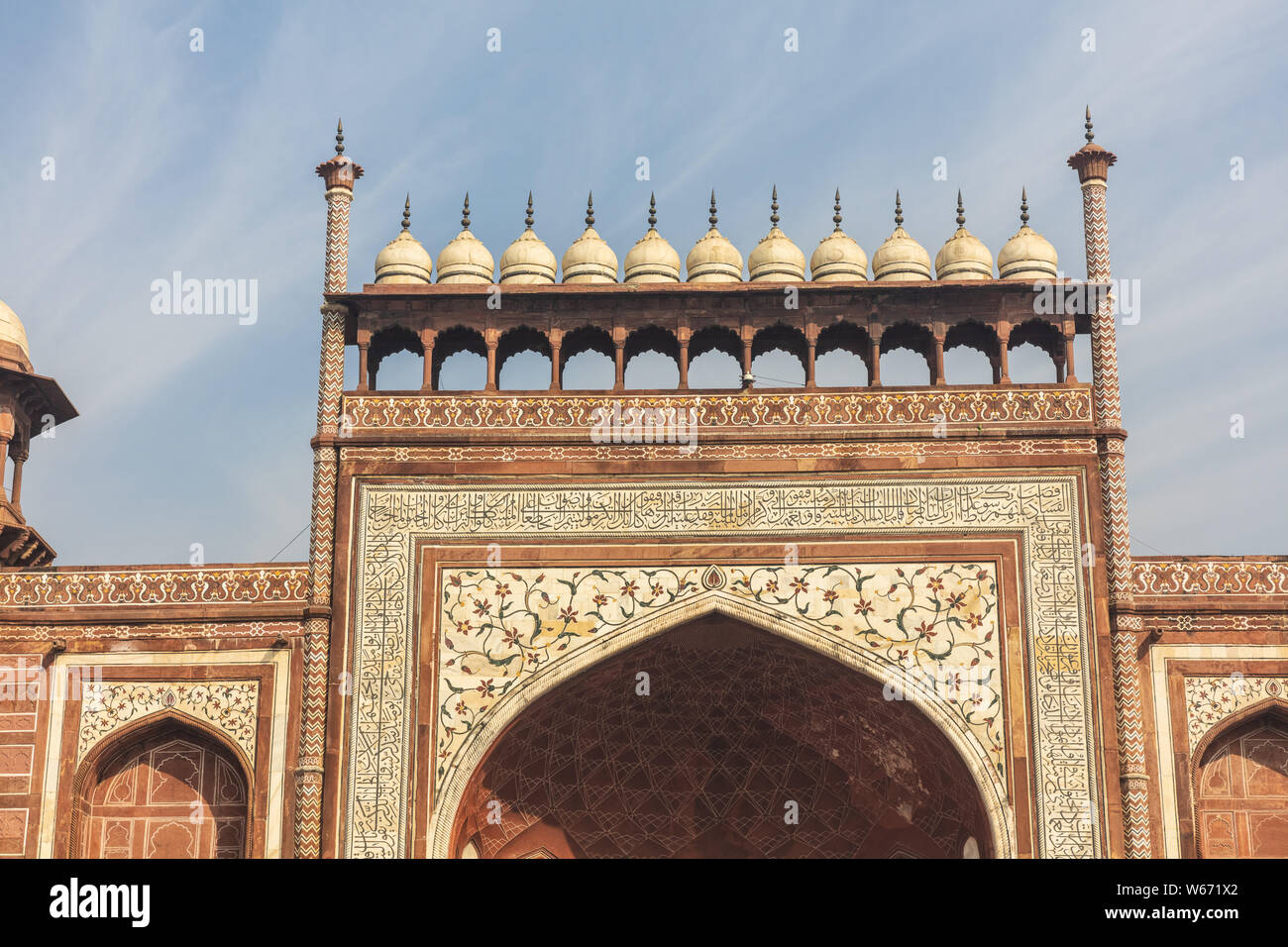 Close up ,La porte principale du Taj Mahal se trouve à environ 93 pieds de hauteur. C'est un chef-d'incrustations de fin en soi. Elle a de magnifiques portes Banque D'Images