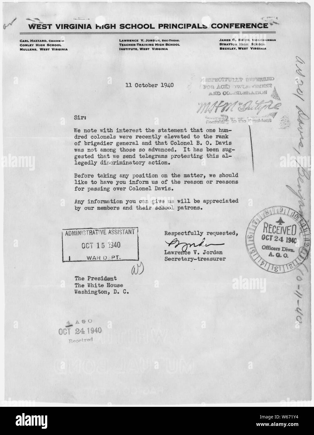 Lettre du secrétaire-trésorier de la Virginie de l'Ouest Conférence des directeurs d'école secondaire, au président des États-Unis ; Portée et contenu : Lettre du secrétaire-trésorier de la Virginie de l'Ouest Conférence des directeurs d'école secondaire, pour le président Roosevelt demande au nom de la Conférence la ou les raisons pour passer par-dessus le Colonel Davis lorsqu'élevant une centaine de colonels au grade de général de brigade, une action l'écrivain décrit comme aurait un caractère discriminatoire. Banque D'Images