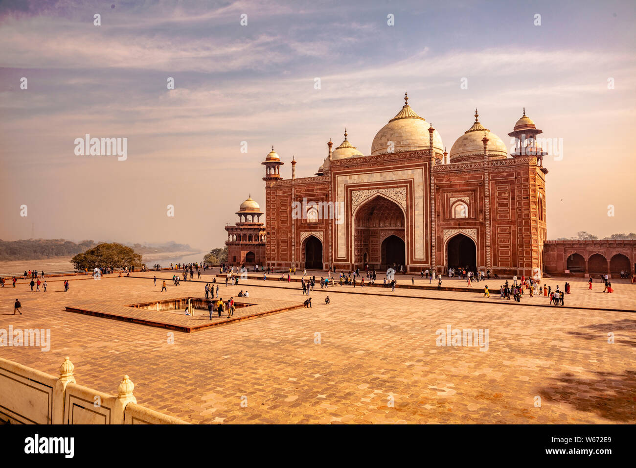 Il y a deux bâtiments de chaque côté du Taj Mahal. À l'Ouest est la mosquée, et à l'est la Mehmaan Khana ou la maison d'hôtes. Les deux buil Banque D'Images