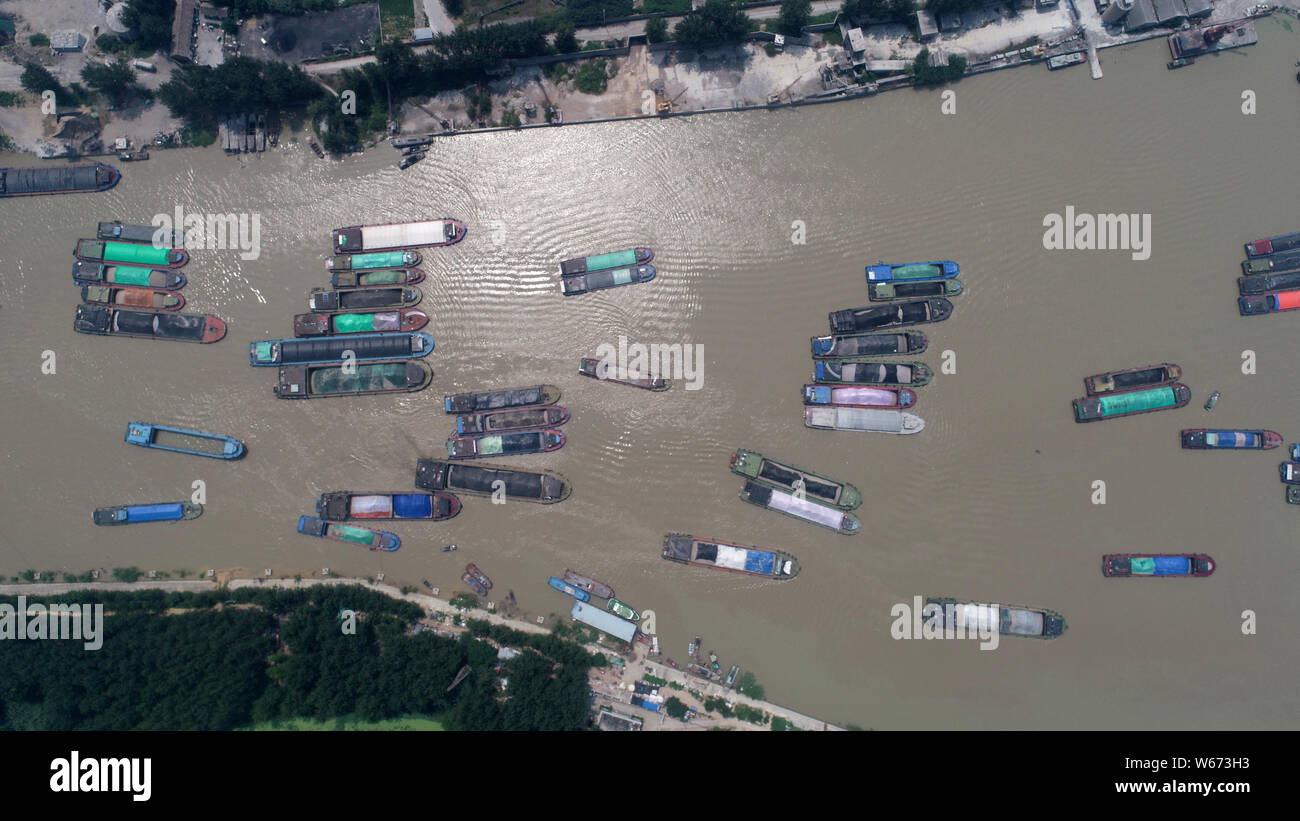 Dans cette vue aérienne, des milliers de navires à attendre en ligne pour passer une écluse de navigation au Road dans la ville de Huai'an, province du Jiangsu en Chine de l'Est, 25 J Banque D'Images