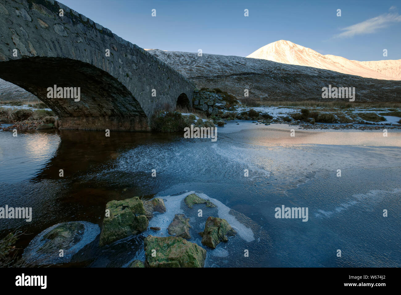 Vieux pont de pierre le long de Loch Ainort, Isle of Skye Banque D'Images