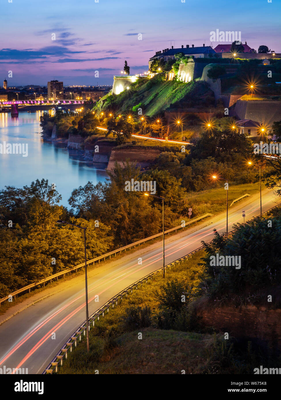 C'est la route qui descend du Fruska Gora mountain et vous emmène dans la forteresse de Petrovaradin sur la façon de Novi Sad, accueil de quitter le festival. Banque D'Images