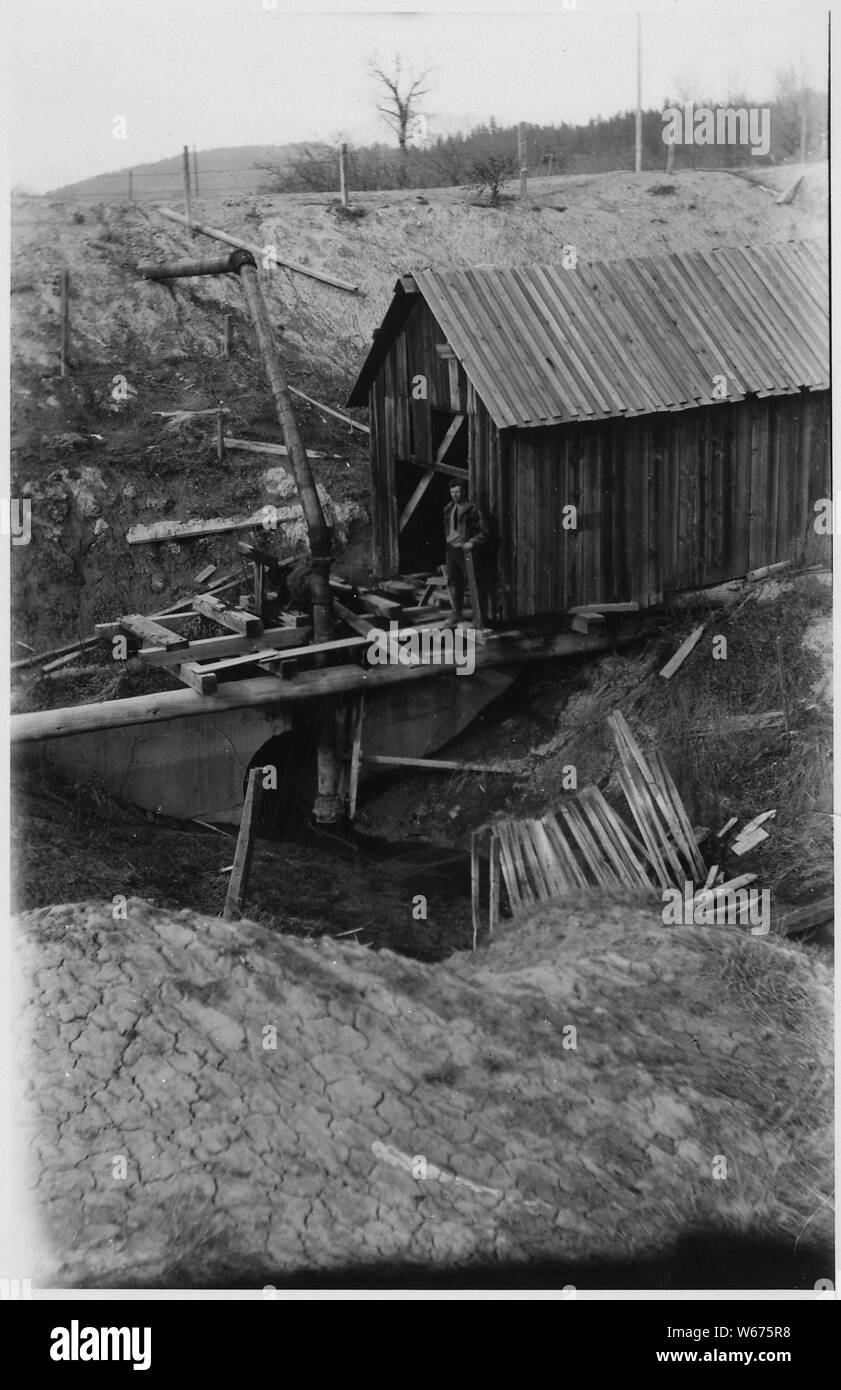 Usine de pompage principal une dgravity condensats de drainage district no 8. Toiles métalliques est de l'autre côté de l'écran de protection de fossé d'admission de la pompe à partir de débris. ; la portée et contenu : Les documents ont trait à la Canadian-U.S. L'enquête de la Commission mixte internationale des niveaux d'eau dans la rivière Kootenai et Kootenai Lake et la gestion du stockage et de l'eau document échecs digue lors des inondations. Banque D'Images