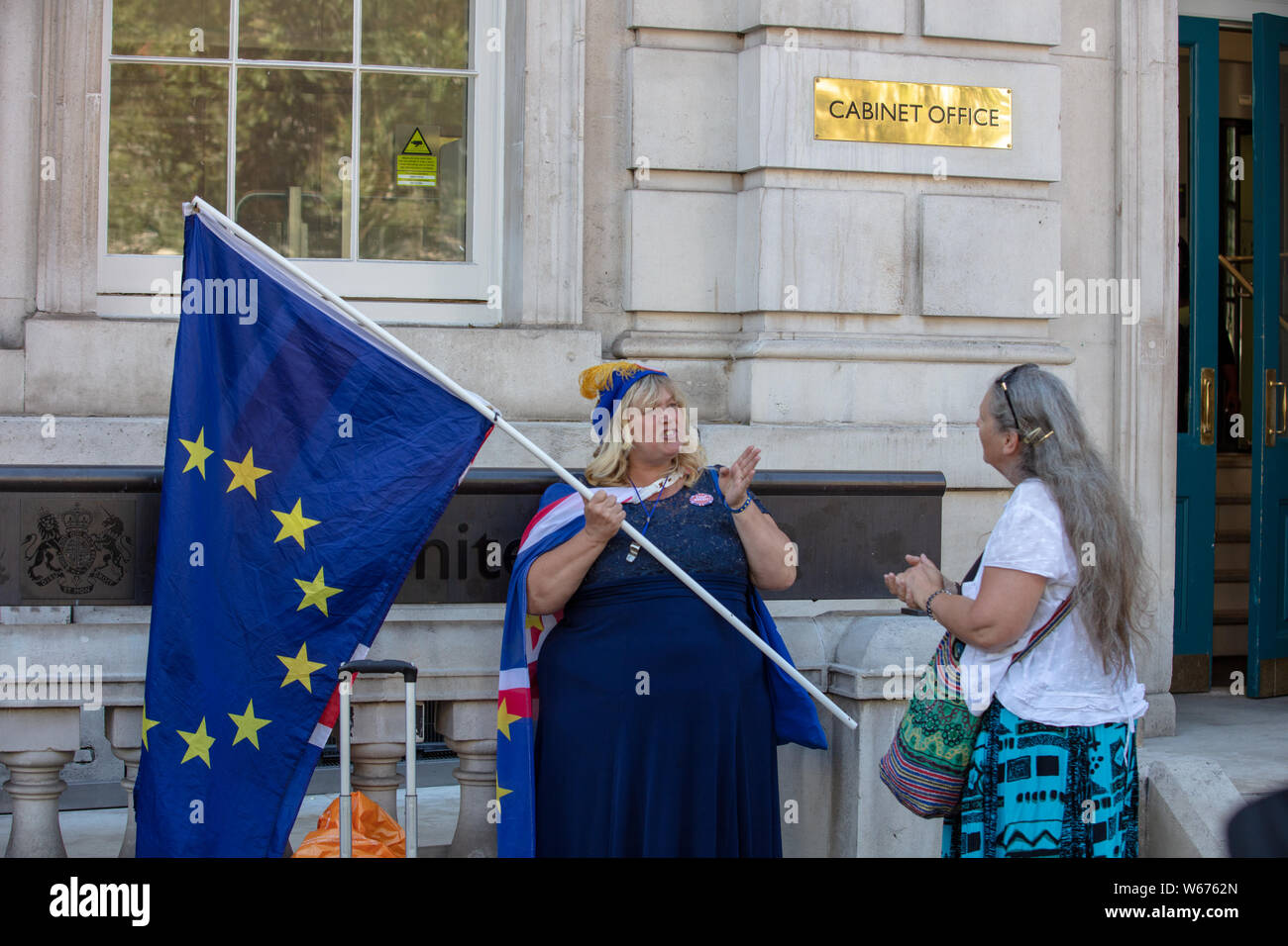 Brexit soutient partisan Pro avec un drapeau remainer waring en face du bureau du Cabinet sur Whitehall à Londres, sur un après-midi de juillet. Banque D'Images